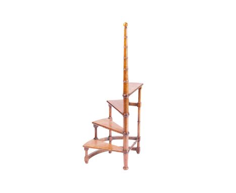 A spiral flight of George IV-style mahogany library steps with four treads and a central pole with pommel finial.116 cm x 38 