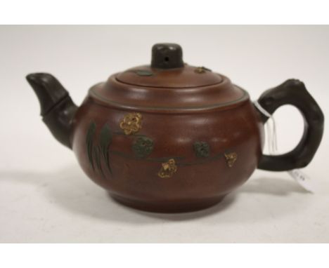 AN ORIENTAL CERAMIC TERRACOTTA STYLE TEAPOT DECORATED WITH FLOWERS WITH CHARACTER MARKING TO BASE SPOUT TO HANDLE LENGTH - 21