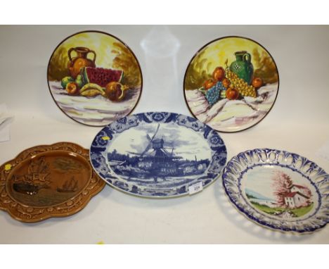 FIVE DECORATIVE CERAMIC PLATES TO INCLUDE HAND PAINTED EXAMPLES 
