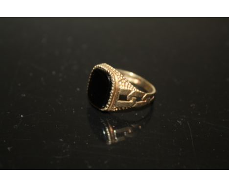 A HALLMARKED 9CT GOLD ONYX SET SIGNET RING, SIZE M, APPROX 4.1 g