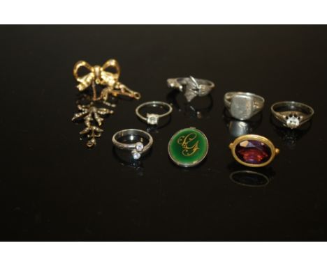 A COLLECTION OF SILVER DRESS RINGS TOGETHER WITH AN AMETHYST SET SEAL, 9CT GOLD &amp; SEED PEARL PENDANT ETC