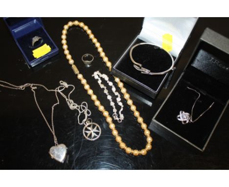 A COLLECTION OF SILVER JEWELLERY ITEMS TO INC A HEART SHAPED LOCKET, A GEM SET BANGLE ETC