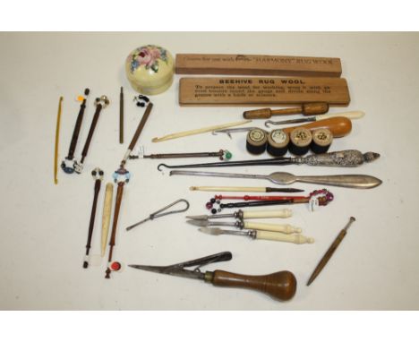 A BAG OF VINTAGE SEWING RELATED COLLECTABLES TO INCLUDE A SILVER HANDLED BUTTON HOOK ETC