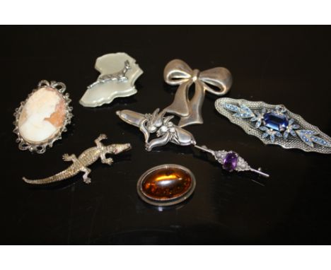 A COLLECTION OF HALLMARKED SILVER AND WHITE METAL BROOCHES TO INCLUDE AN AMETHYST SET EXAMPLE, CAMEO BROOCH ETC. (8) COMBINED