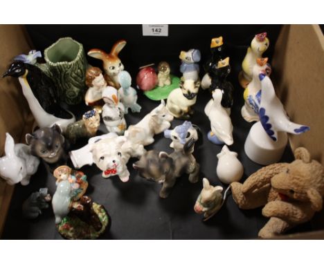 A SMALL BOX OF CERAMIC FIGURES TO INCLUDE A POOLE PENGUIN FIGURE, RUSSIAN MINIATURE HIPPO FIGURE ETC. 