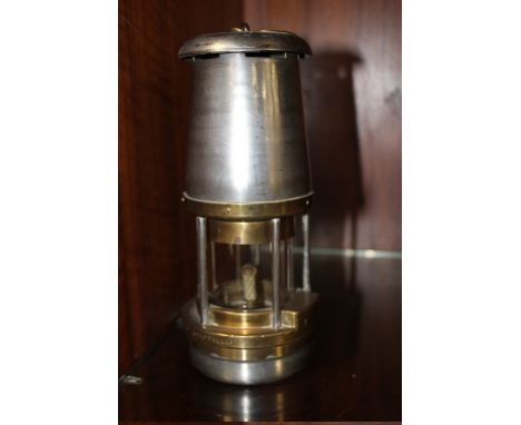 A VINTAGE 'THE WOLF SAFETY LAMP CO' WOLF TYPE FS MINERS LAMP 