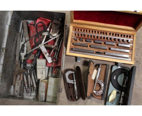 A SELECTION OF HANDTOOLS ETC TO INCLUDE DRILL BITS, MEASURING TOOLS, RATCHET ATTACHMENTS, SPANNERS ETC TO INCLUDE BRITOOL, RE