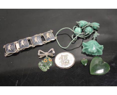 A COLLECTION OF VINTAGE  AND ORIENTAL JEWELLERY ITEMS TO INC A CARVED JADE NECKLACE, HONG KONG SILVER &amp; MOTHER OF PEARL B