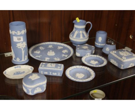 A COLLECTION OF WEDGWOOD JASPERWARE TO INCLUDE A CYLINDRICAL VASE, TABLE LIGHTER, TRINKET BOXES ETC. 