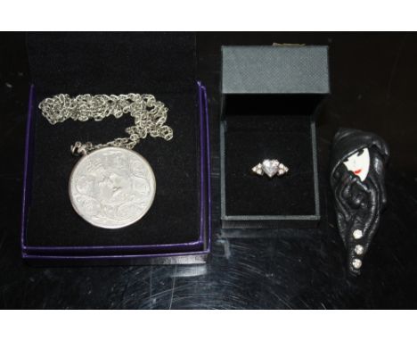A SILVER GILT GEMSET DRESS RING TOGETHER WITH AN ORIENTAL STYLE BROOCH &amp; A CROWN PENDANT