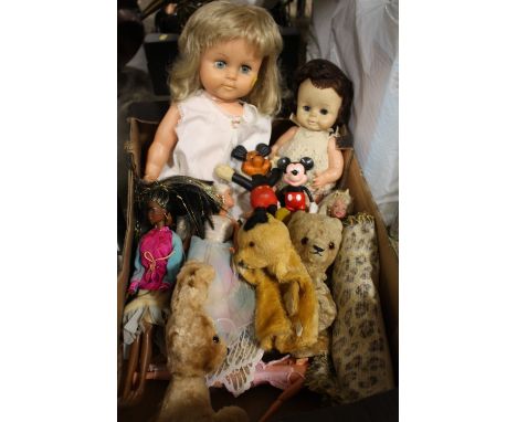 A TRAY OF VINTAGE AND MODERN TOYS TO INCLUDE MICKEY MOUSE, SOOTY PUPPET, BARBIE DOLLS ETC. TOGETHER WITH A BAG OF JIGSAWS (2)