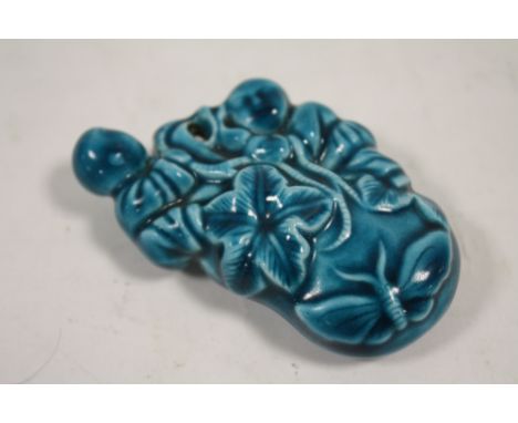 A CHINESE CERAMIC PENDANT / DROPPER IN THE FORM OF FIGURES FRUIT AND BUTTERFLY LENGTH 7.5CM