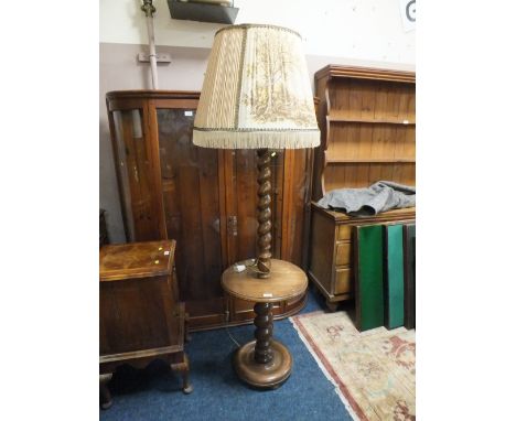 A 20TH CENTURY GRADUATING BARLEYTWIST LAMP STANDARD WITH HUNTING SCENE SHADE OVERALL ( H - 176 CM )
