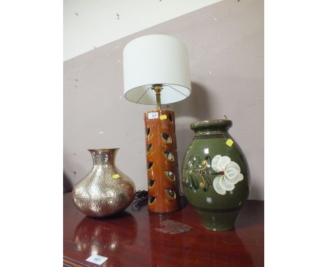 A RETRO POTTERY TABLE LAMP WITH SHADE H-59 CM TOGETHER WITH TWO VASES (3)
