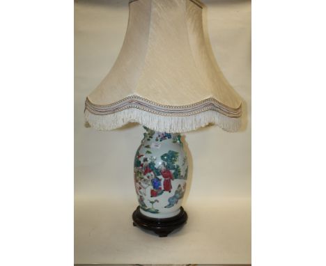 A LARGE CHINESE CERAMIC FIGURATIVE LAMP RAISED ON WOODEN PLINTH WITH SHADE OVERALL HEIGHT -  - 93CM  