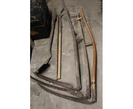 A SELECTION OF VINTAGE FARMING TOOLS TO INCLUDE SCYTHES ETC (6)