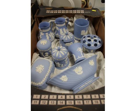 A LARGE COLLECTION OF WEDGWOOD JASPERWARE TO INCLUDE PLANTERS, PIN DISHES, TRINKET POTS, CABINET PLATES ETC. (THREE TRAYS) 