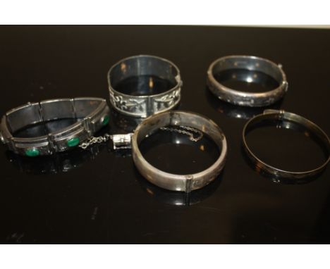 TWO HALLMARKED SILVER BANGLES, A SILVER GILT BANGLE, STERLING SILVER BANGLE AND A MALACHITE SET WHITE METAL BRACELET (5) COMB