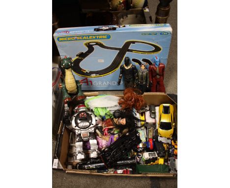 A TRAY OF MODERN TOYS TO INCLUDE ACTION FIGURES, TOGETHER WITH A BOXED MICRO SCALEXTRIC SET (CONTENTS NOT CHECKED) 