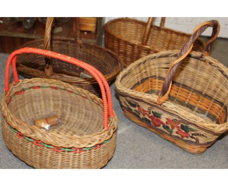 A COLLECTION OF WICKERWARE AND TREEN TO INCLUDE WICKER BASKETS, TREEN SPINNING SPICE RACK, MINIATURE FOLD OUT SEWING BOX ETC.