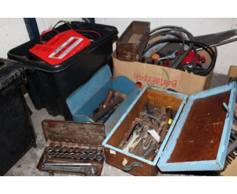 A MIXTURE OF ITEMS TO INCLUDE MOSTLY HAND TOOLS AND PARTS, FLATWARE ETC