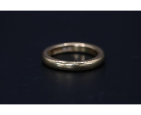18ct Gold Ladies Court Shaped Wedding Band Size K. 6.6g total weight 