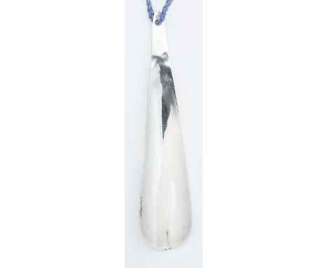 A Victorian silver shoe horn, mark of Deakin &amp; Francis, Birmingham 1900, of traditional tapering concave form, the end dr