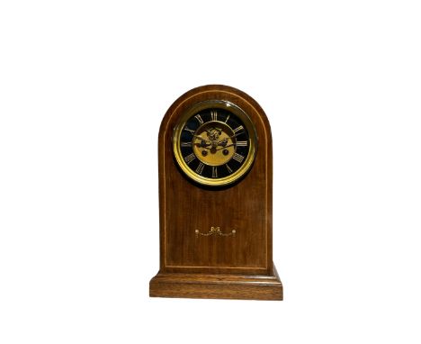 French - 19th-century 8-day mantle clock in a mahogany case, with an archedtop and inlay, two-part dial with a slate chapter 