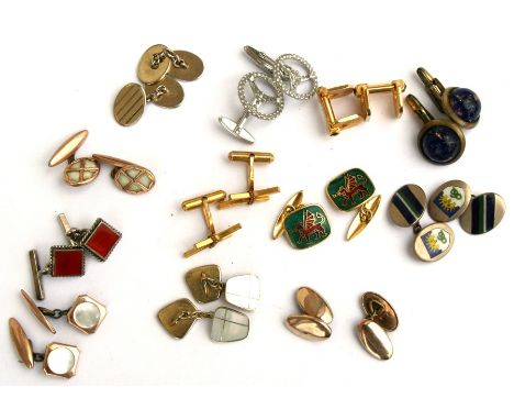 A quantity of gentleman's vintage cufflinks.