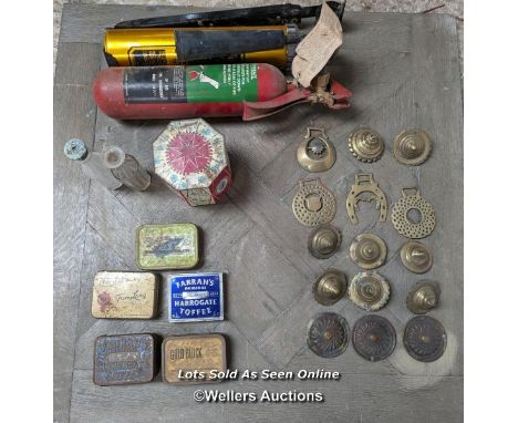 Mixed lot. Vintage fire extinguishers, horse brasses, tin with draughts pieces, old tins 