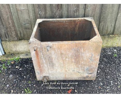 A galvanised water tank or planter. 57cm x 60cm x 74cm 