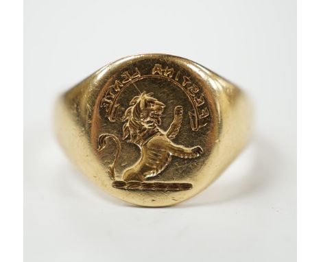 A George V 18ct gold signet intaglio ring, carved with family crest and motto, size K, 9 grams.