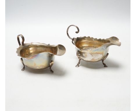 An Edwardian silver sauceboat, Chester, 1903 and a later silver sauceboat, Birmingham, 1936, 6oz.