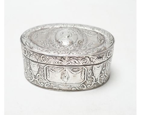 An Edwardian Hanau silver oval box, with hinged cover and foliate and swag decoration, import marks for Berthold Muller, Lond