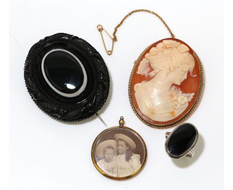 Shell cameo brooch, depicting the profile of a lady, in a 9 ct gold mount, with safety chain, measures 53 x 42mm, and a doubl