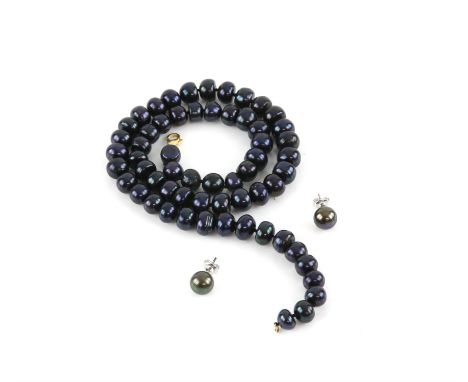 Dyed dark blue button pearl necklace, strung with knots with a stamped 18 ct yellow gold clasp, length 43cm, and a pair of dy