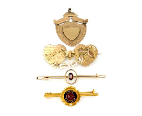 A Mizpah double heart brooch measuring 40 x 19mm, a single stone garnet bar brooch measuring 49mm, a shield shaped medal fob 