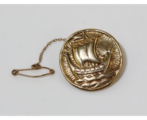 Gold brooch depicting a Viking ship, circular design in tested 9 ct, with safety chain, diameter 26mmCondition Report:  Gross
