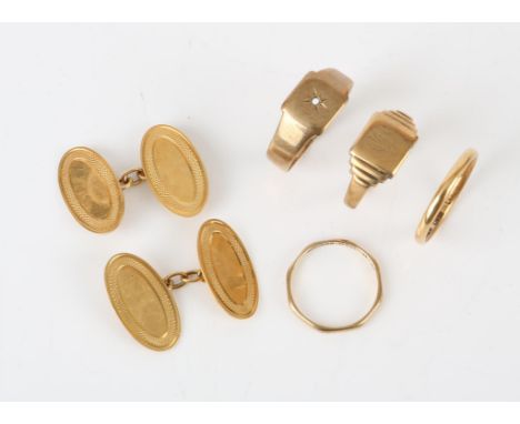 Selection of gold jewellery, including a pair of oval cufflinks, and a band ring, size Q, both in 18 ct yellow gold, together