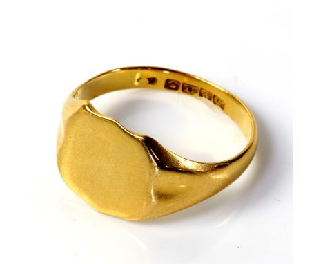 Signet ring in 18 ct yellow gold, ring size VCondition Report:  Gross weight 5.8 grams