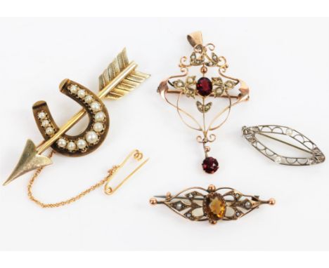 AMENDED DESCRIPTION Selection of brooches, including one with an arrow through a horseshoe set with seed pearls, in tested 9 