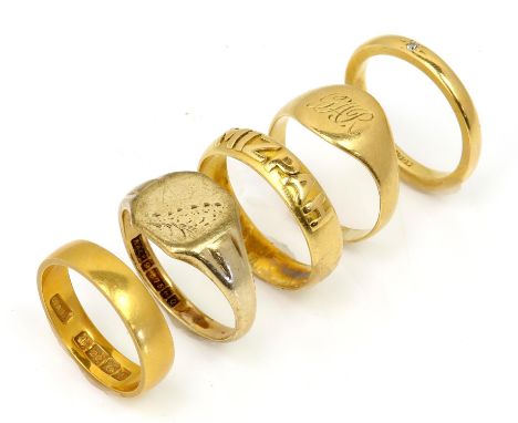 Five gold rings, including a signet ring, size T,  in 9 ct gold, a 2.6mm wedding band, size P. a 5mm wedding band, size T and