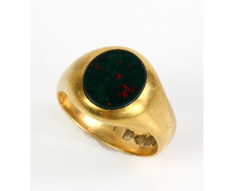 Signet ring, set with an oval bloodstone, in 18 ct yellow gold, ring size R½Condition Report:  Gross weight 8.4 gramsIn worn 