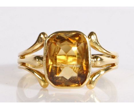 18 carat gold ring set with a central faceted yellow stone, ring size K1/2, 3.9g