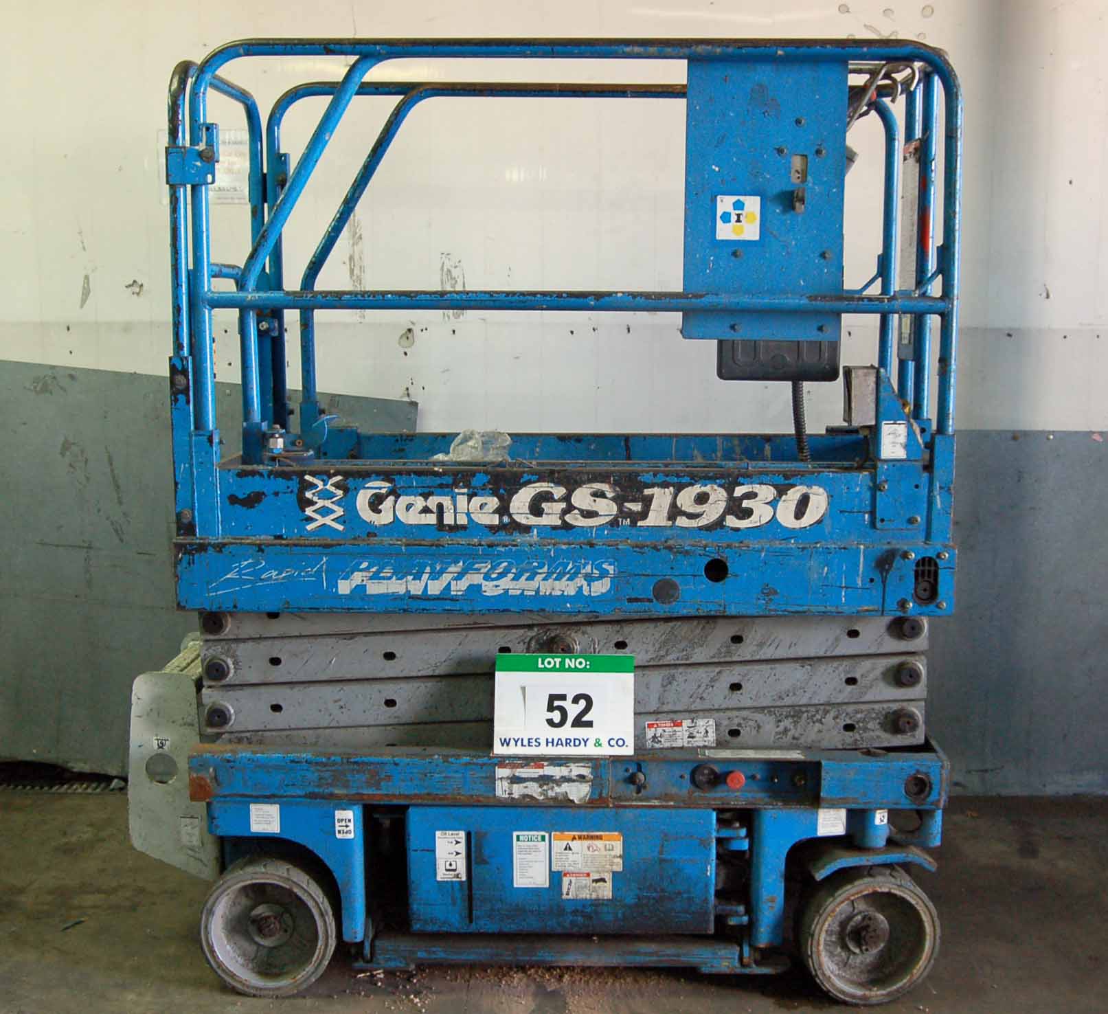 A GENIE GS1930 Mobile Battery Electric Platform Scissor Lift, 19ft/5