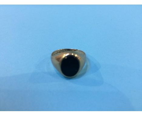 A 9ct gold signet ring, 2.4g