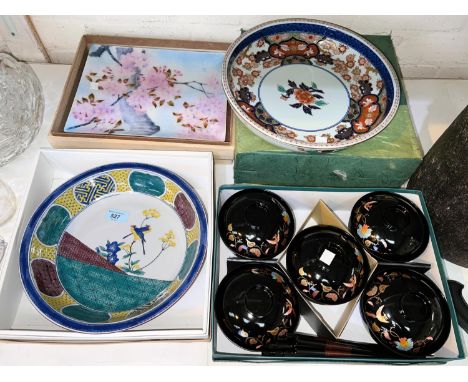 Two modern presentation bowls in the oriental Imari style, boxed; a similar enamel plaque; a black lacquer effect rice bowl s