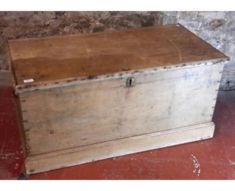 Military pitch pine trunk 