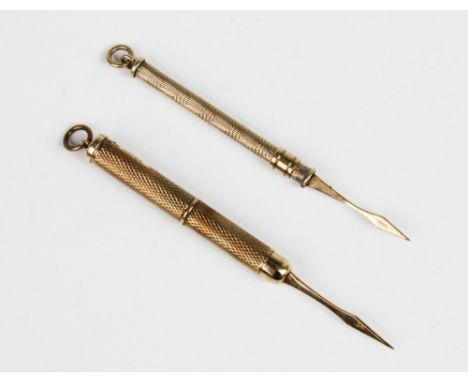 A 9ct gold propelling toothpick by Deakin & Francis, Birmingham 1976, of cylindrical form with engine turned decoration and p