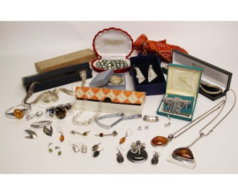 A selection of silver and white metal vintage and modern jewellery, to include a modernist design brooch and matching earring